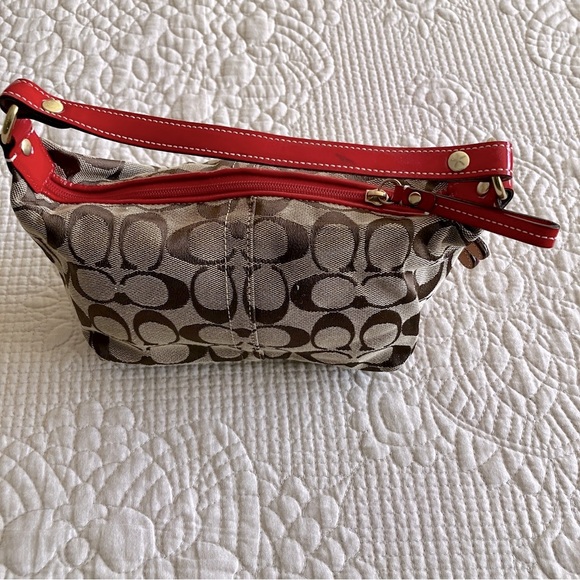 Adorable COACH Signature Collection mini handbag/wristlet with flower appliqué - Picture 3 of 16